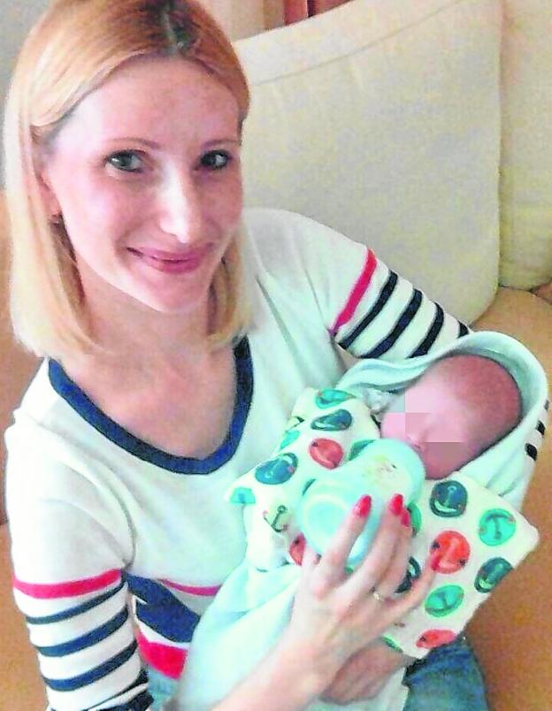 La ucraniana Victoria da el biberón a su bebé español. 
