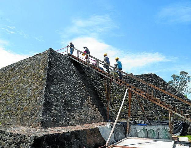 Expertos, en la pirámide de Teopanzolco.