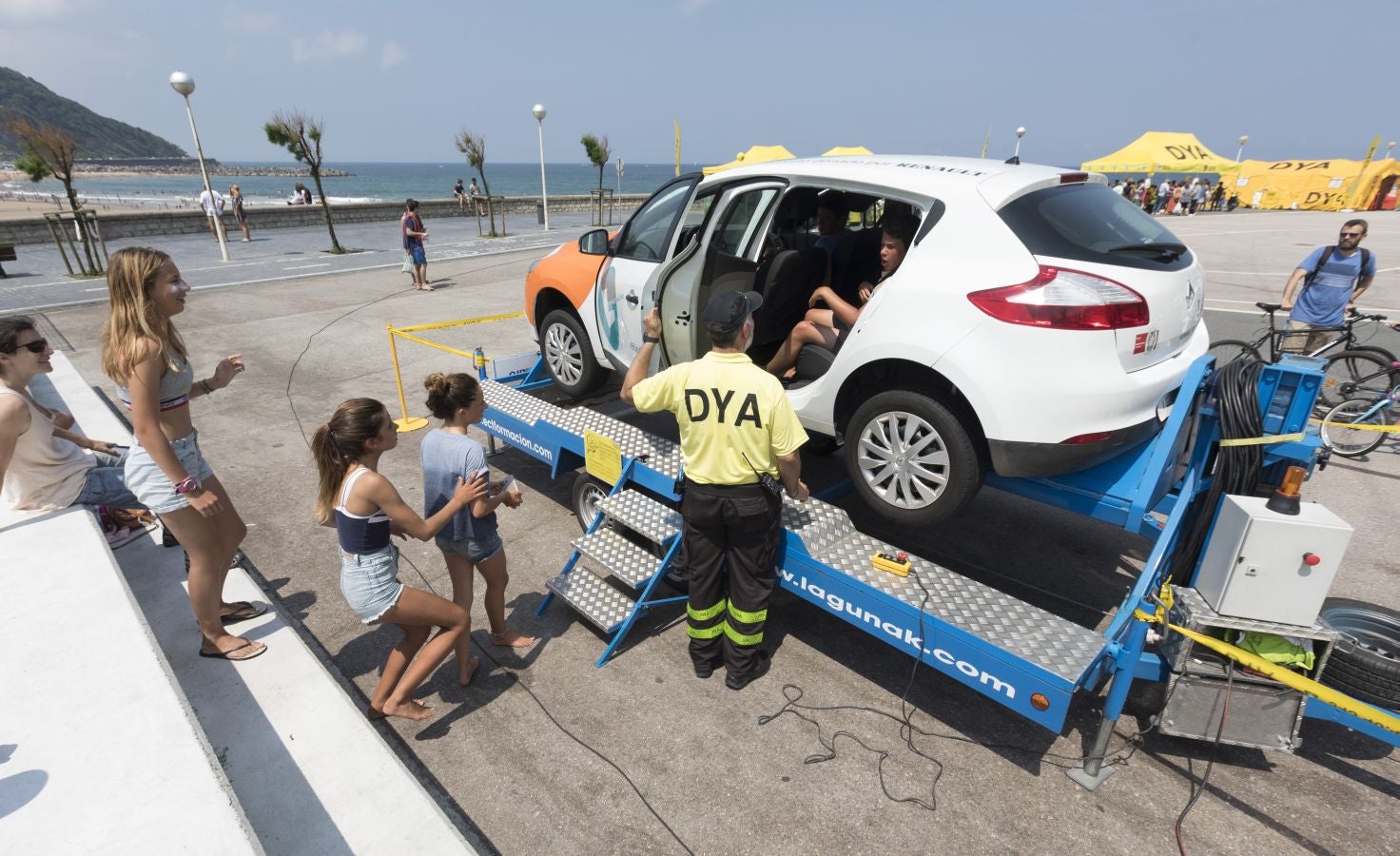 La DYA de Gipuzkoa ha celebrado su 45 aniversario con diferentes actividades en la explanada de Sagües