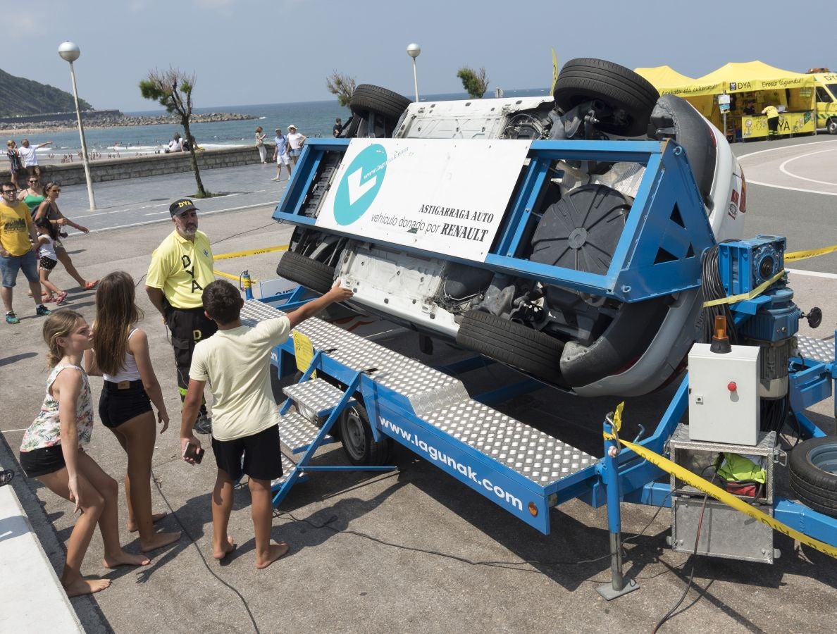 La DYA de Gipuzkoa ha celebrado su 45 aniversario con diferentes actividades en la explanada de Sagües