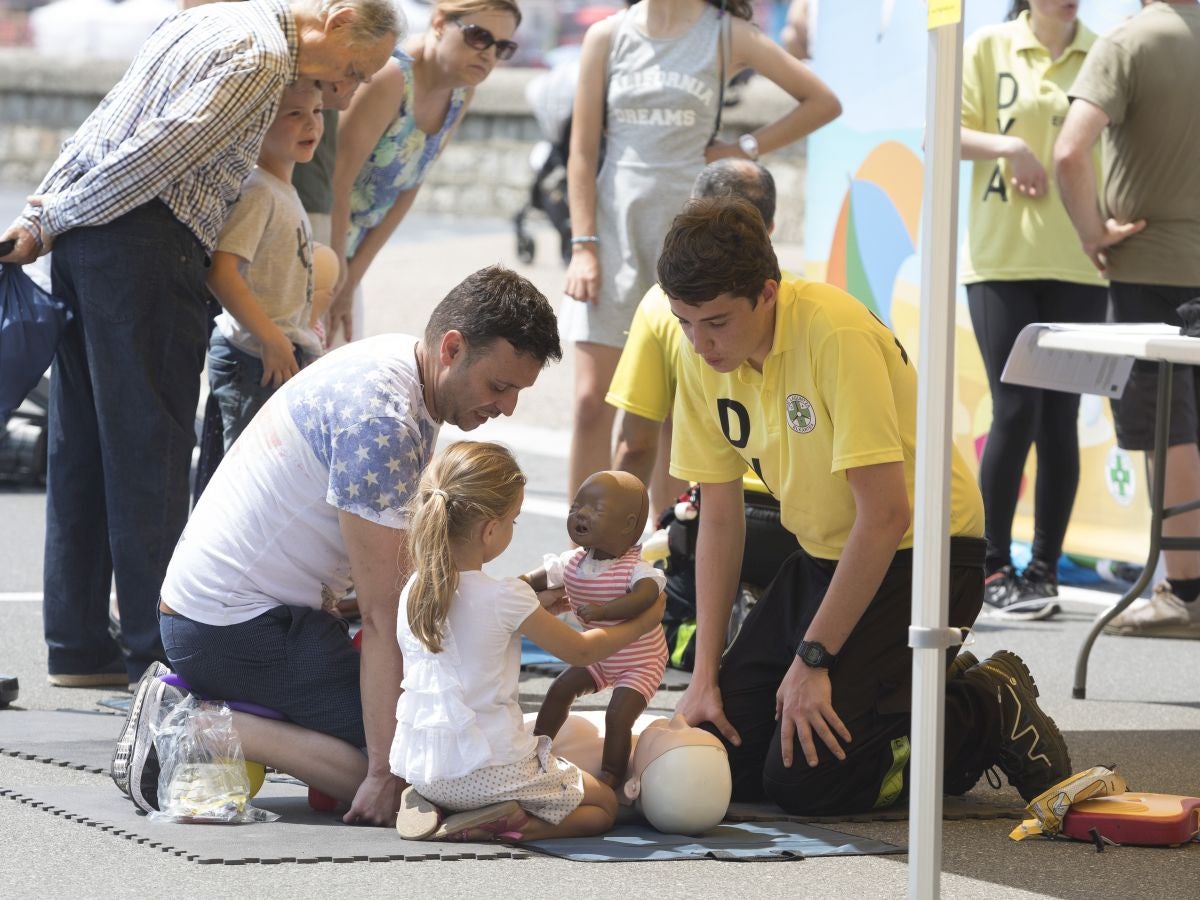 La DYA de Gipuzkoa ha celebrado su 45 aniversario con diferentes actividades en la explanada de Sagües