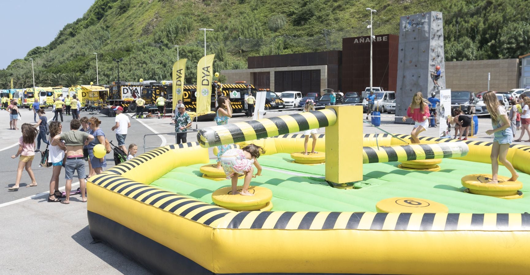 La DYA de Gipuzkoa ha celebrado su 45 aniversario con diferentes actividades en la explanada de Sagües