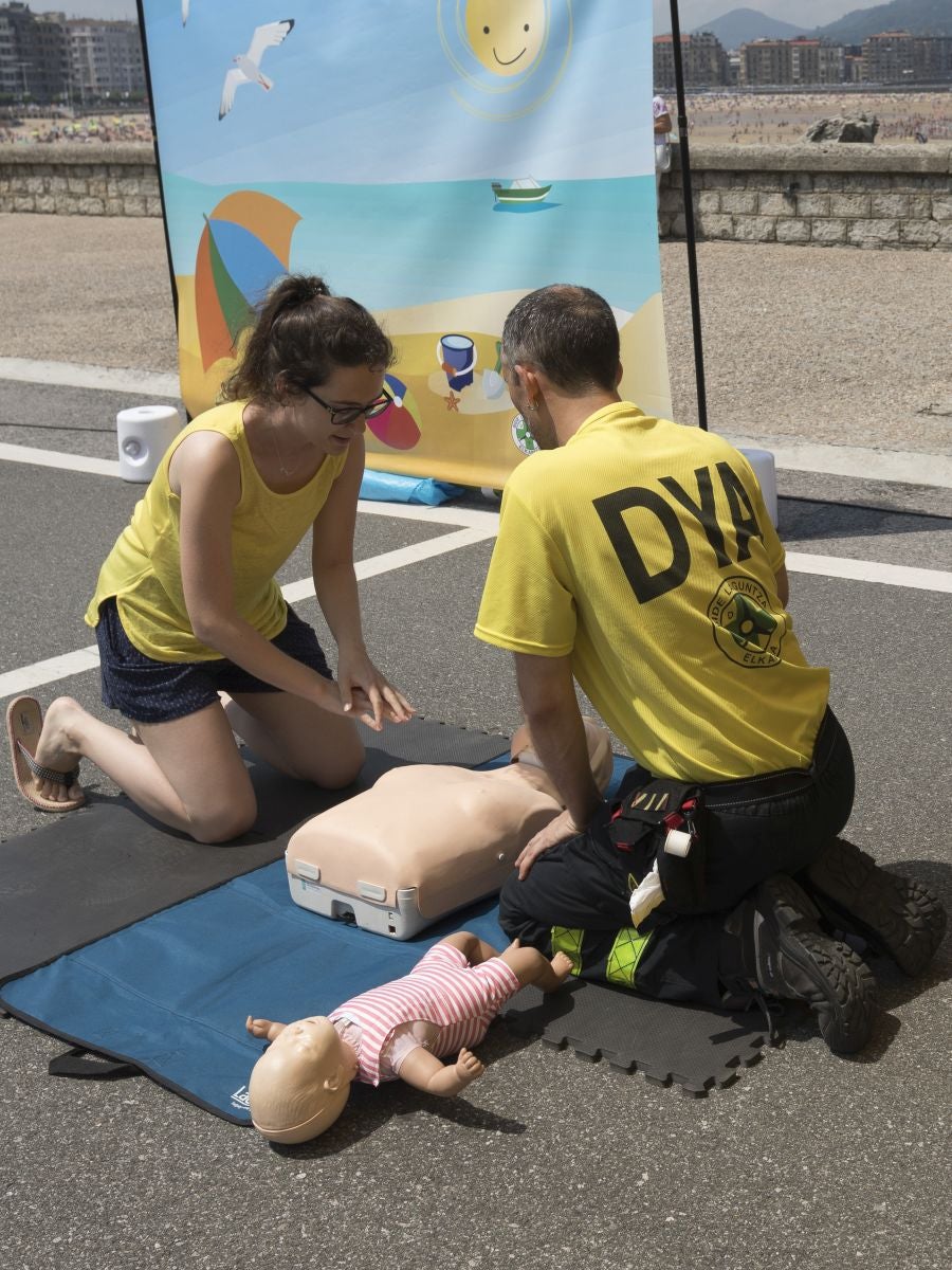 La DYA de Gipuzkoa ha celebrado su 45 aniversario con diferentes actividades en la explanada de Sagües