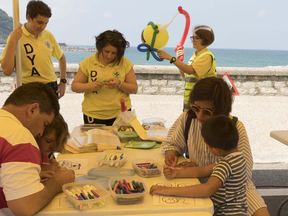 La DYA de Gipuzkoa ha celebrado su 45 aniversario con diferentes actividades en la explanada de Sagües