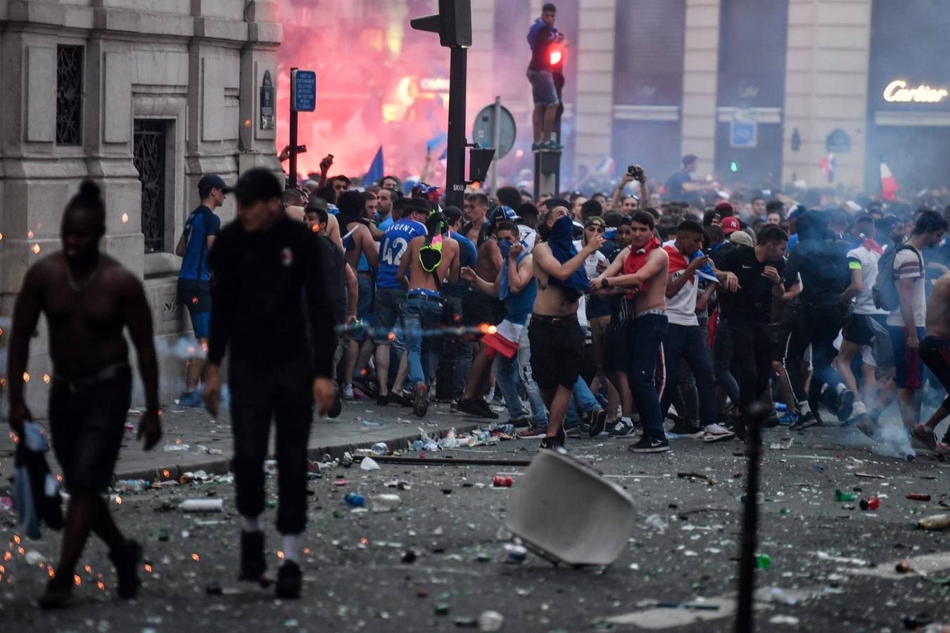 Los franceses se han echado a las calles de París apra celebrar el Mundial que ha ganado su selección en Rusia, aunque también se produjeron incidentes y disturbios.