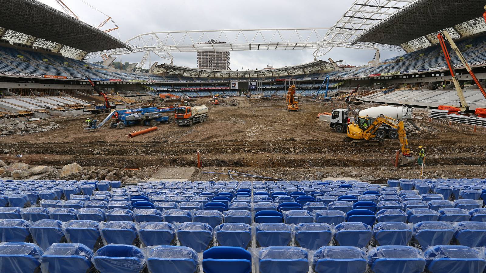 El nuevo campo de la Real Sociedad ya cuenta con sus primeros asientos.