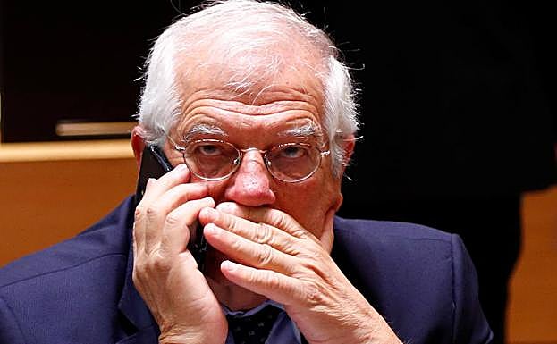 Borrell habla por teléfono en la reunión europea. 