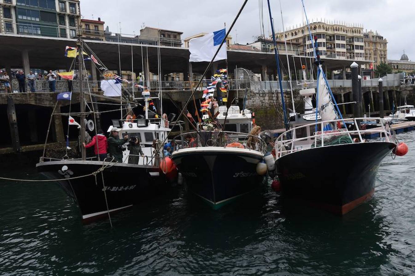 Este lunes 16 de julio se ha celebrado el día de la Virgen del Carmen en San Sebastián. El festejo, este año, ha contado con una novedad, la Coofradía donostiarra Karmengo Ama ha recuperado la tradicional procesión marítima de la Virgen por la bahía de La Concha. 