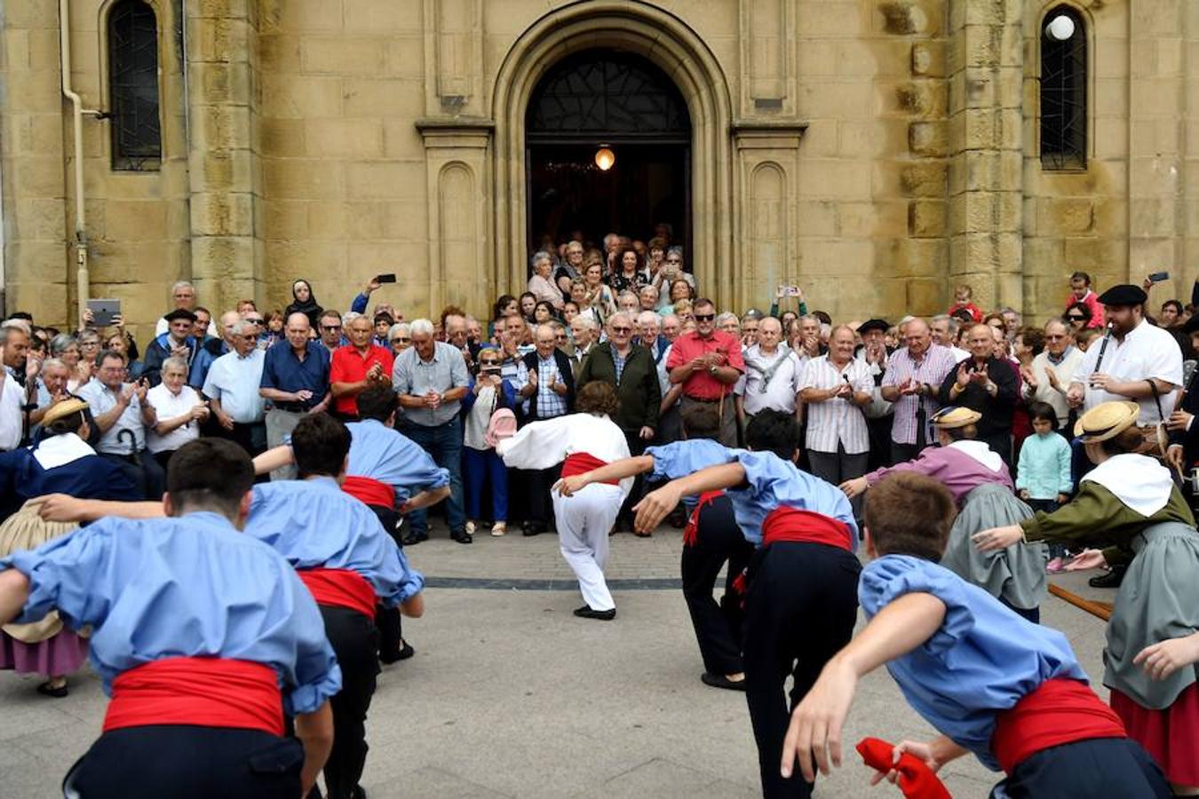 Este lunes 16 de julio se ha celebrado el día de la Virgen del Carmen en San Sebastián. El festejo, este año, ha contado con una novedad, la Coofradía donostiarra Karmengo Ama ha recuperado la tradicional procesión marítima de la Virgen por la bahía de La Concha. 
