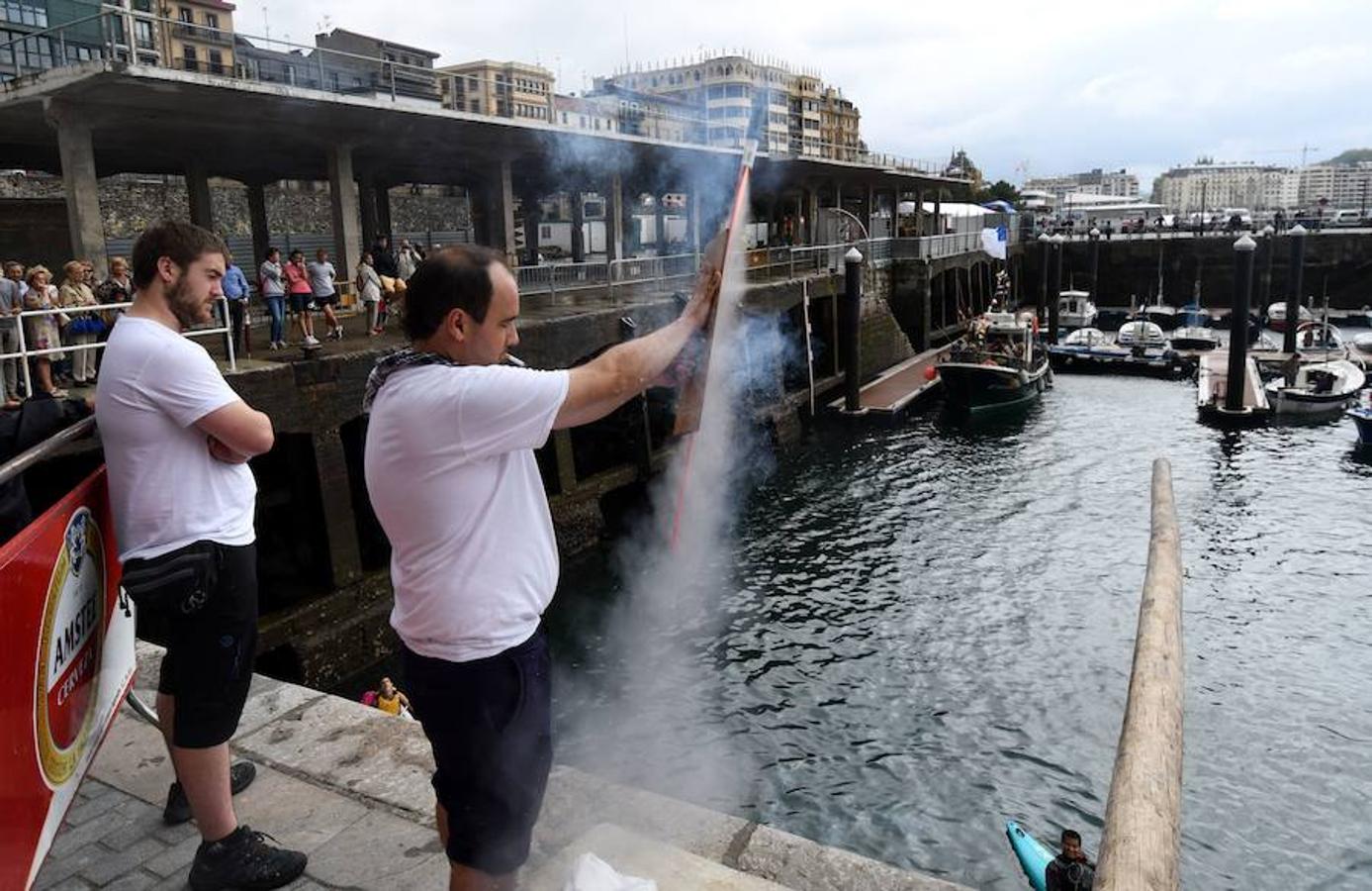 Este lunes 16 de julio se ha celebrado el día de la Virgen del Carmen en San Sebastián. El festejo, este año, ha contado con una novedad, la Coofradía donostiarra Karmengo Ama ha recuperado la tradicional procesión marítima de la Virgen por la bahía de La Concha. 