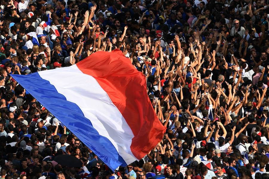 Los 'bleus' entregaron la Copa del Mundo a la afición y celebraron su victoria por las calles de París y en el Palacio del Elíseo con el presidente Emmanuel Macron