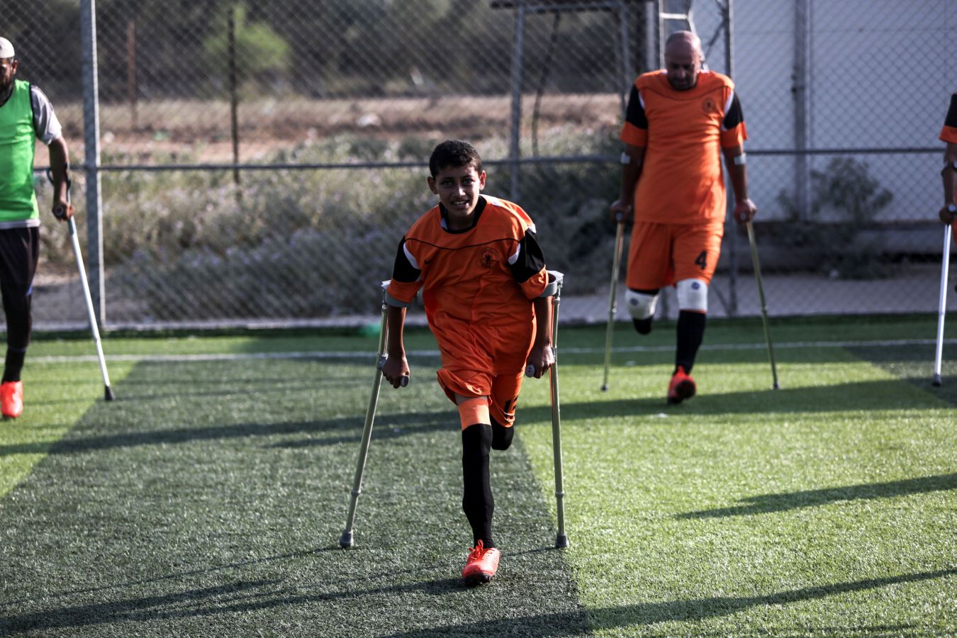 Jugadores de fútbol amputados palestinos participan en una sesión de entrenamiento de su equipo en el estadio Deir Al Balah, en el centro de la Franja de Gaza.