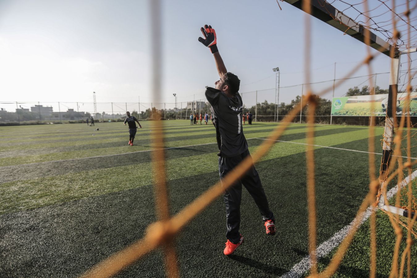 Jugadores de fútbol amputados palestinos participan en una sesión de entrenamiento de su equipo en el estadio Deir Al Balah, en el centro de la Franja de Gaza.