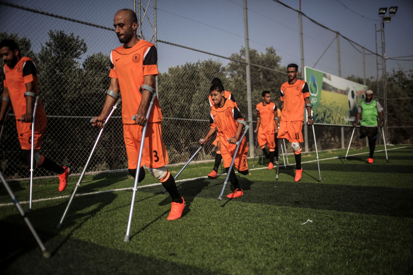 Jugadores de fútbol amputados palestinos participan en una sesión de entrenamiento de su equipo en el estadio Deir Al Balah, en el centro de la Franja de Gaza.