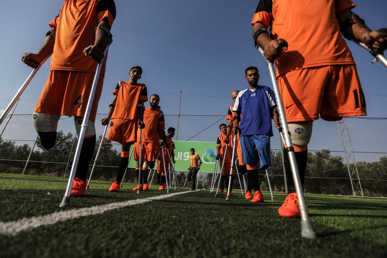 Jugadores de fútbol amputados palestinos participan en una sesión de entrenamiento de su equipo en el estadio Deir Al Balah, en el centro de la Franja de Gaza.