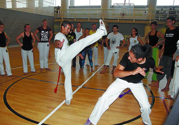 Los 'mestres' enseñaron los movimientos a los alumnos. 