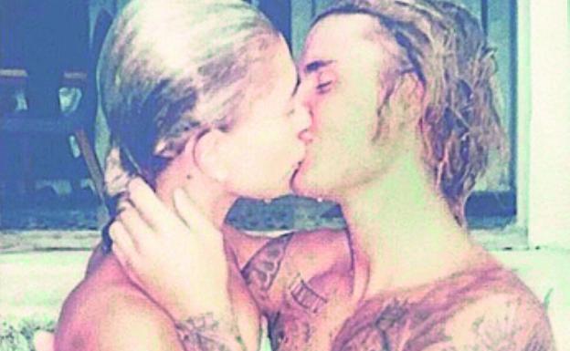 Justin y Hailey, en el agua. 