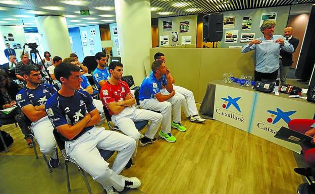 Altuna III, de rojo ayer en la presentación de Vitoria, entre Rezusta, Olaizola II y Albisu. 