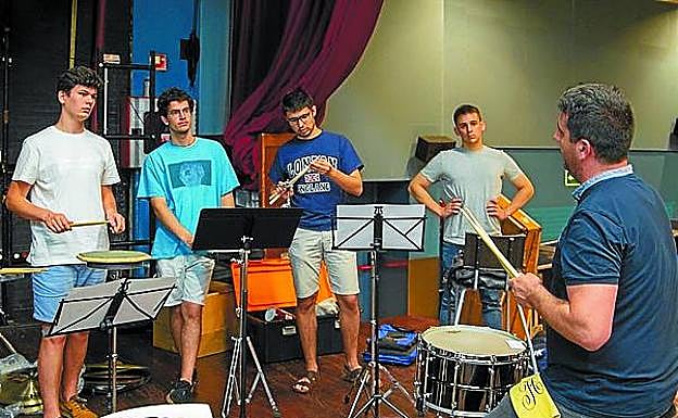 Los jóvenes han trabajado divididos por ocho profesores invitados. Hoy emprezarán a ensayar juntos con el director artístico de la EGO.