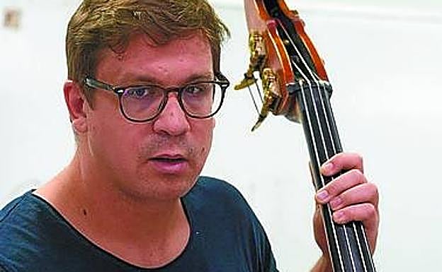 Ander Perrino con un contrabajo.
