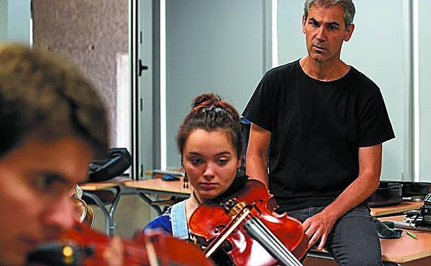 El director de la EGO, Juanjo Ocón, sigue atentamente uno de los ensayos de los alumnos de viola en el complejo educativo de Eibar.