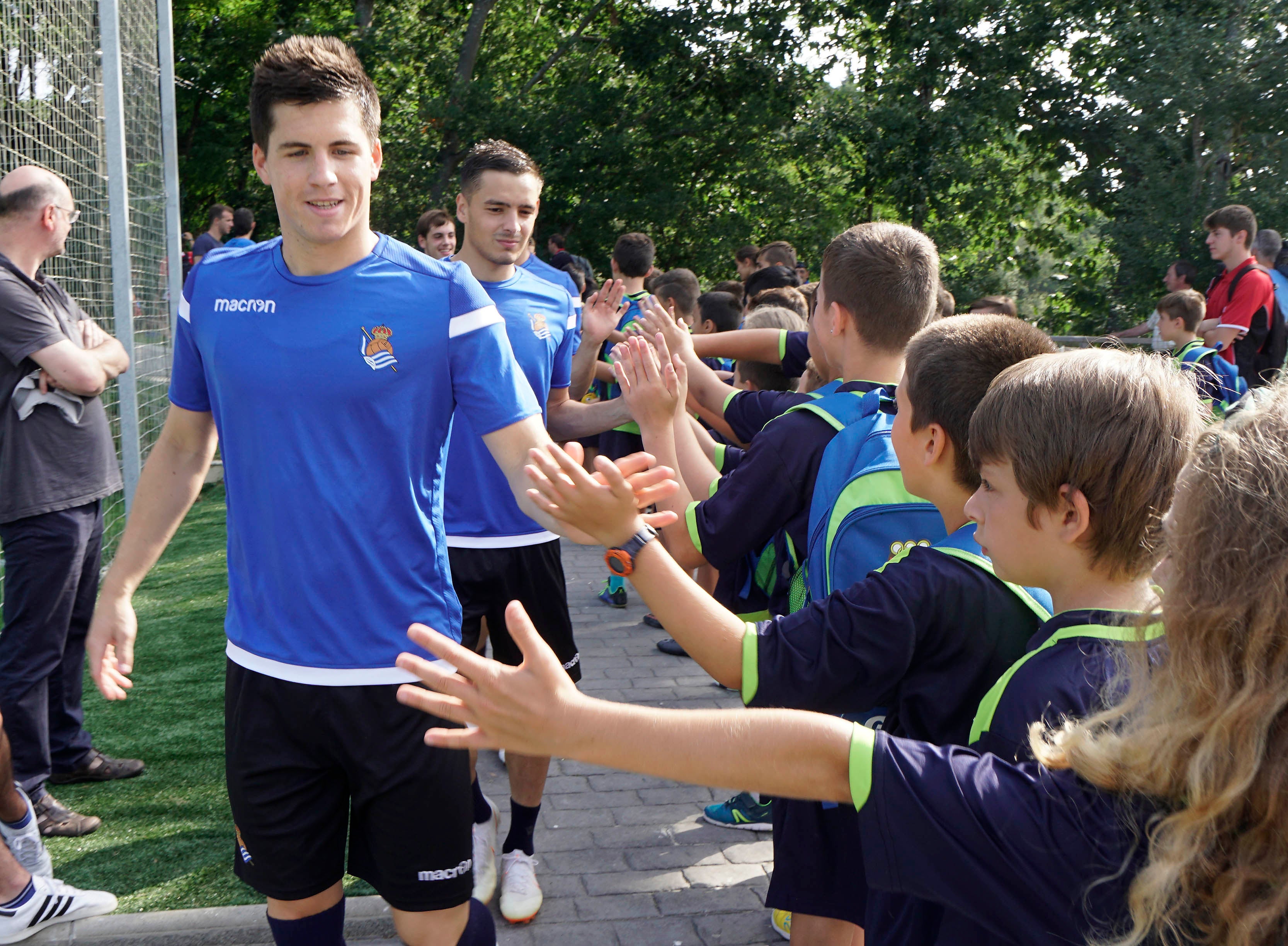 El nuevo fichaje de la Real Sociedad ha abandonado el campo molesto del hombro derecho 