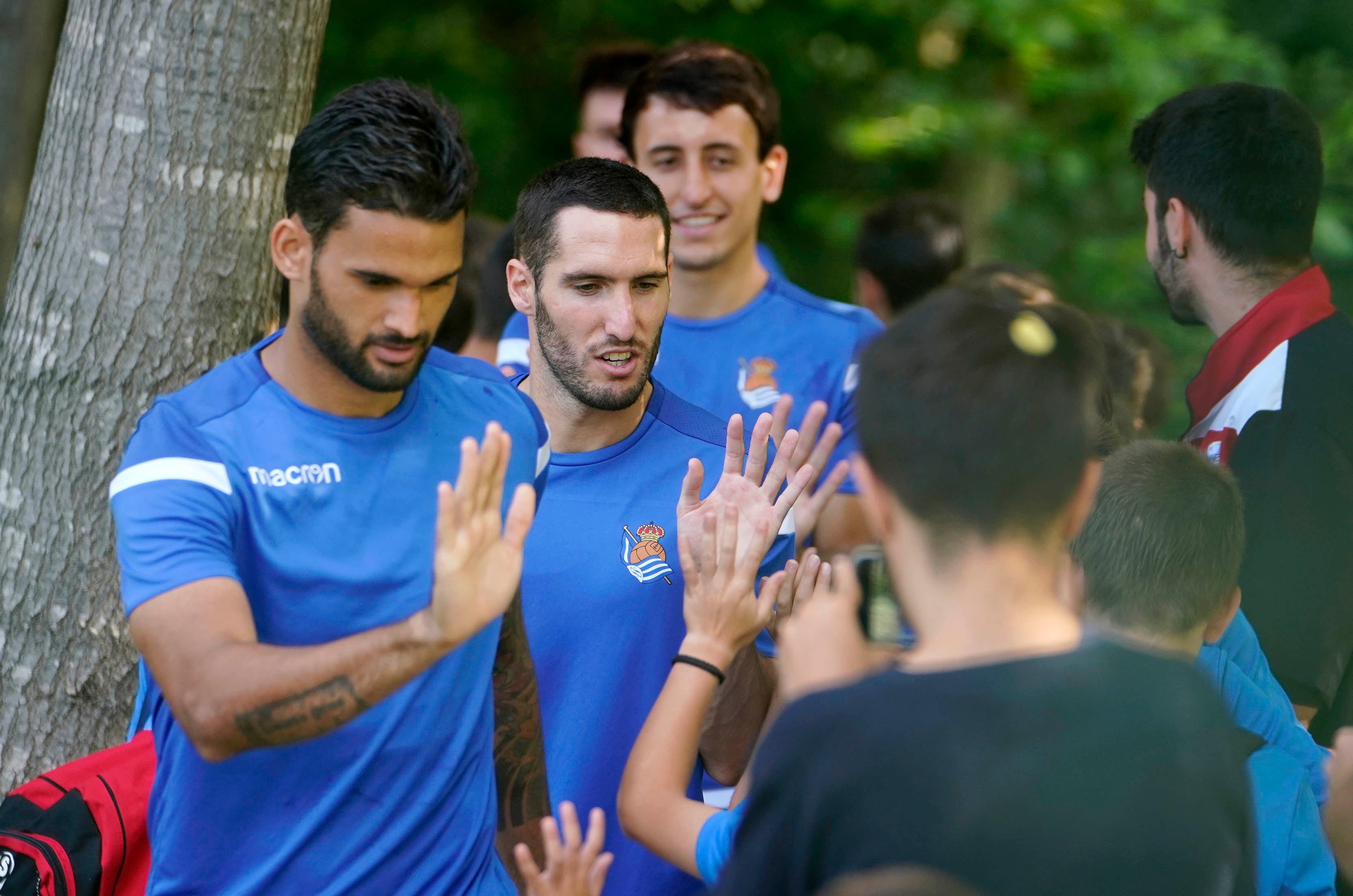 El nuevo fichaje de la Real Sociedad ha abandonado el campo molesto del hombro derecho 