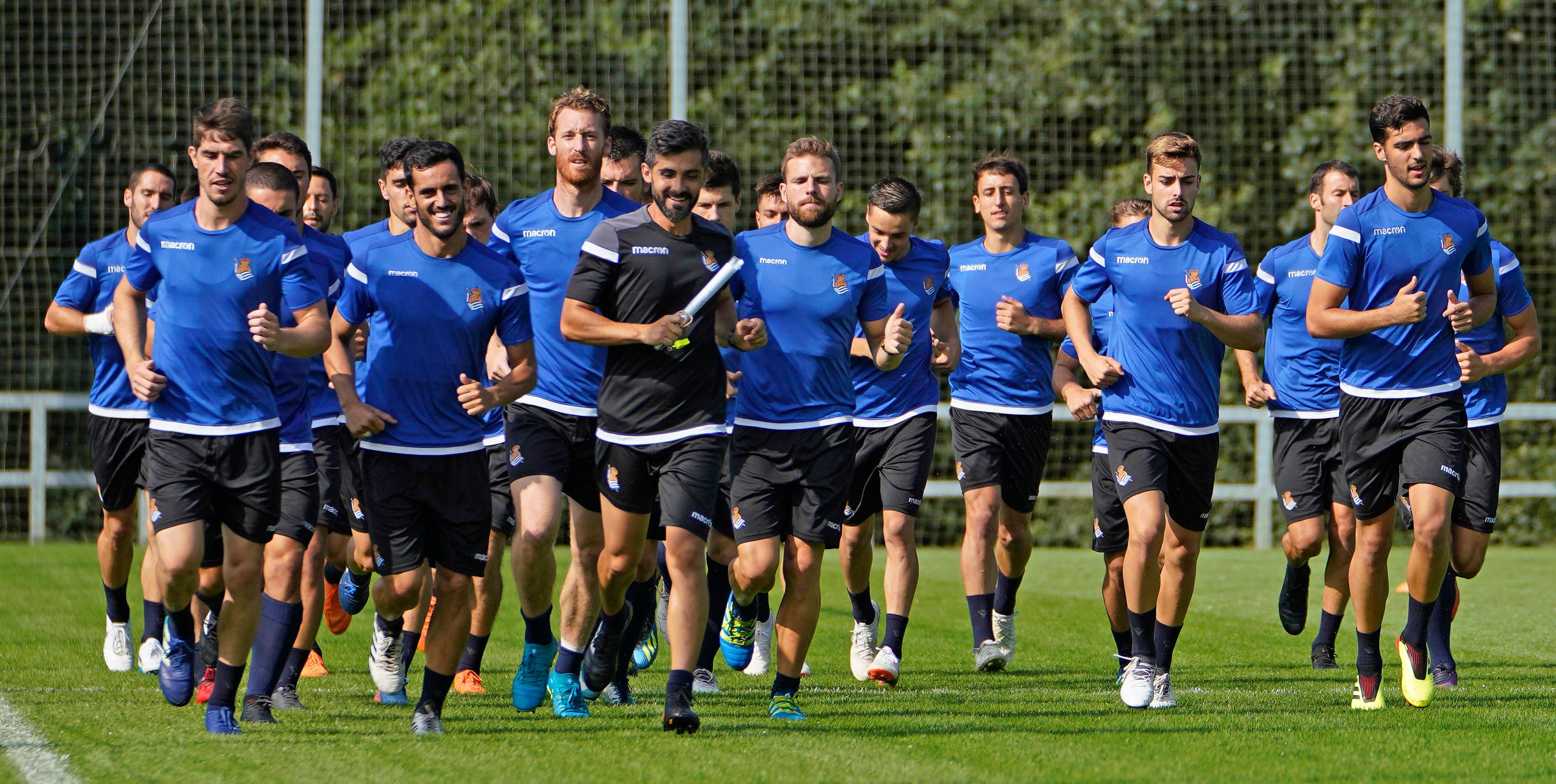 El nuevo fichaje de la Real Sociedad ha abandonado el campo molesto del hombro derecho 