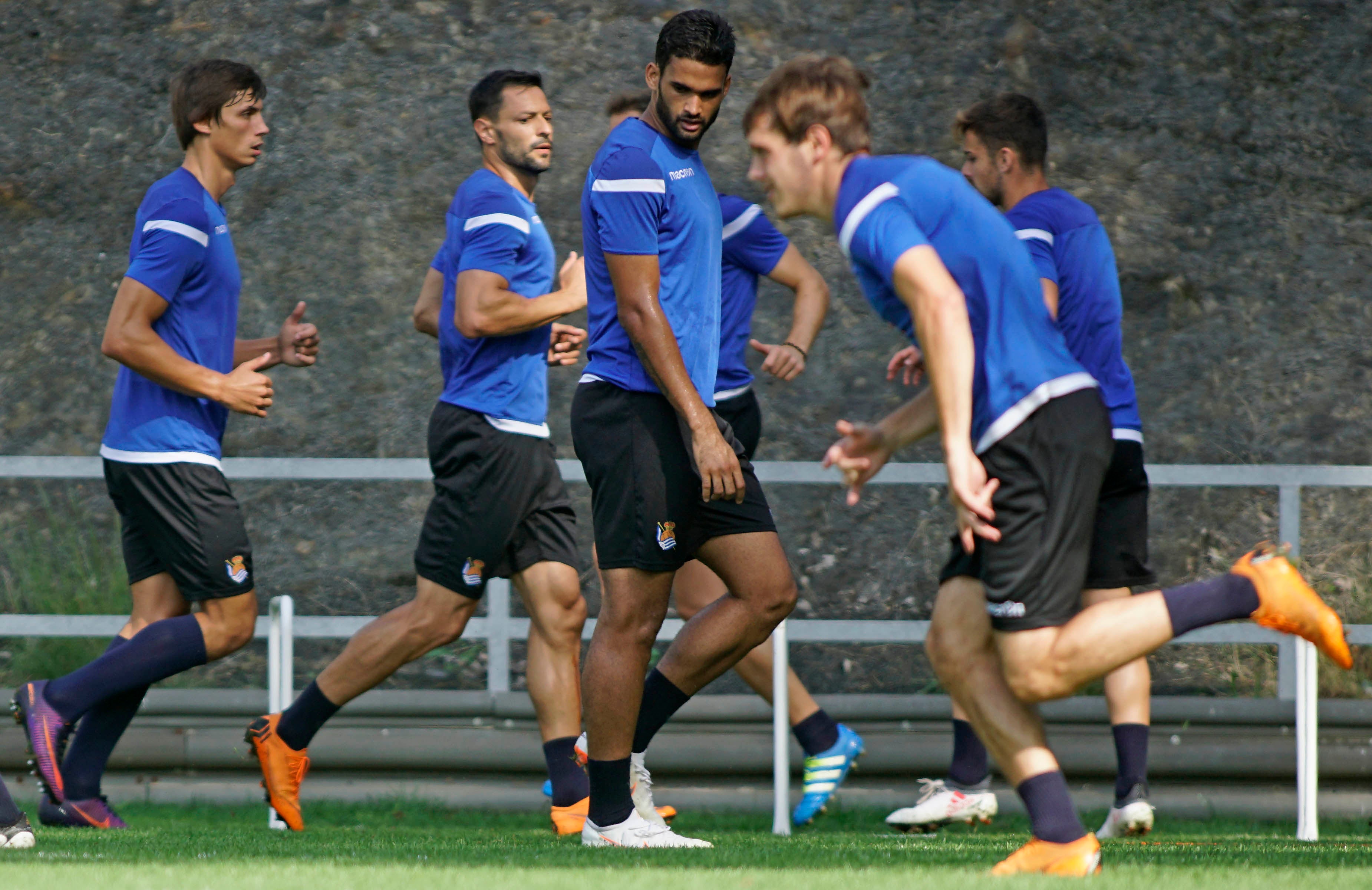 El nuevo fichaje de la Real Sociedad ha abandonado el campo molesto del hombro derecho 
