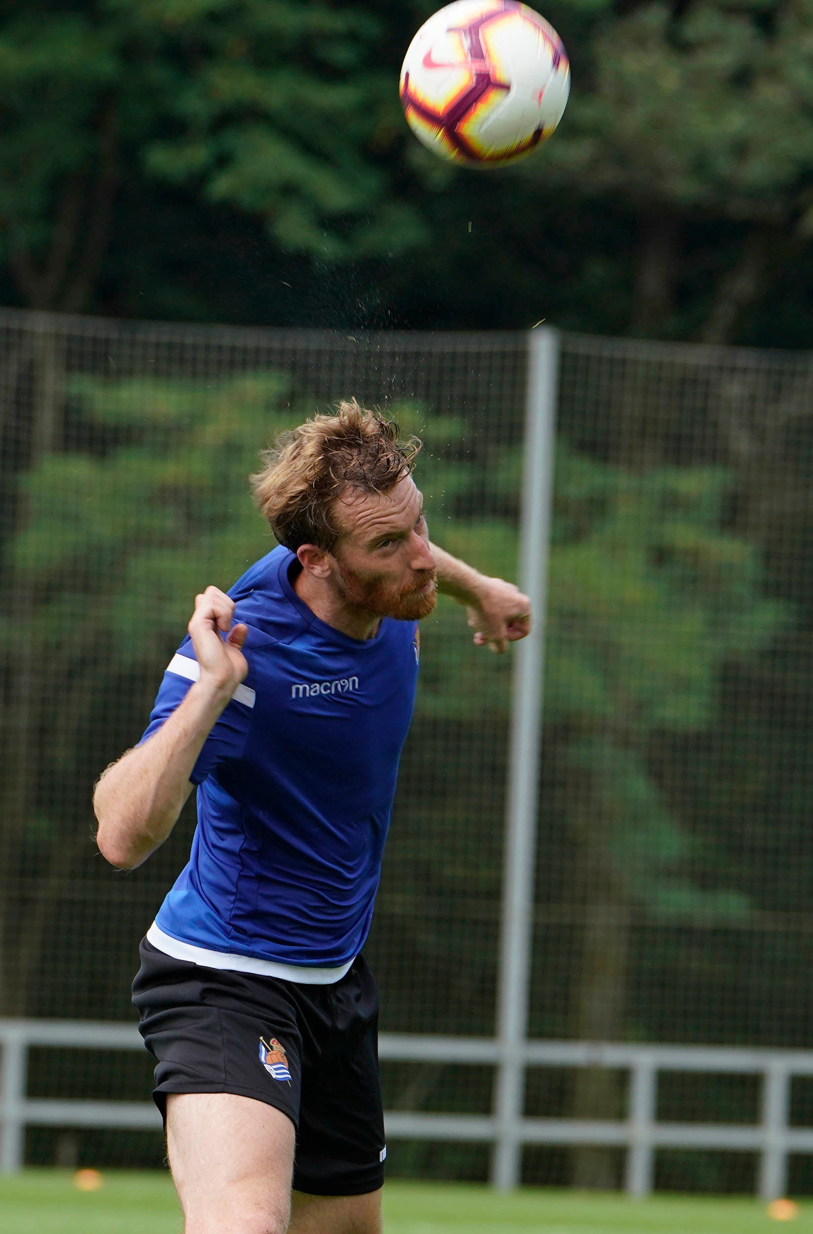 El nuevo fichaje de la Real Sociedad ha abandonado el campo molesto del hombro derecho 