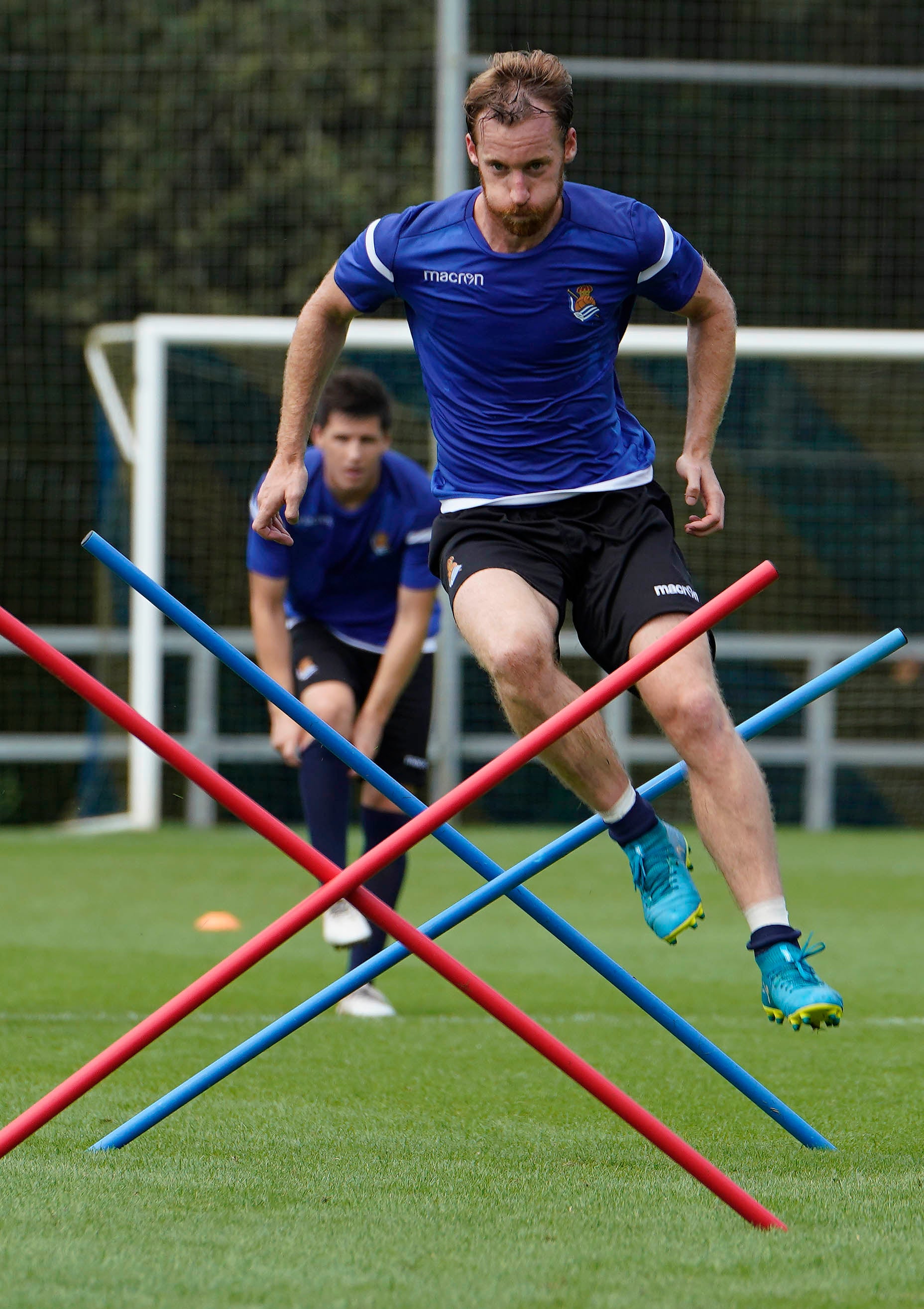 El nuevo fichaje de la Real Sociedad ha abandonado el campo molesto del hombro derecho 