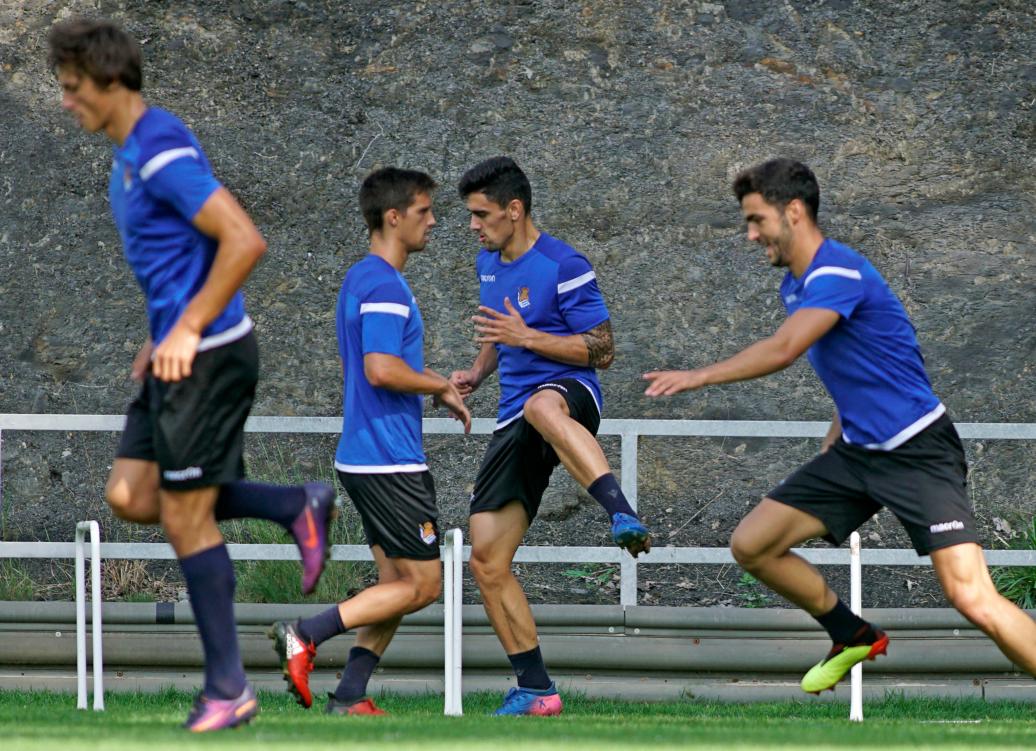 El nuevo fichaje de la Real Sociedad ha abandonado el campo molesto del hombro derecho 