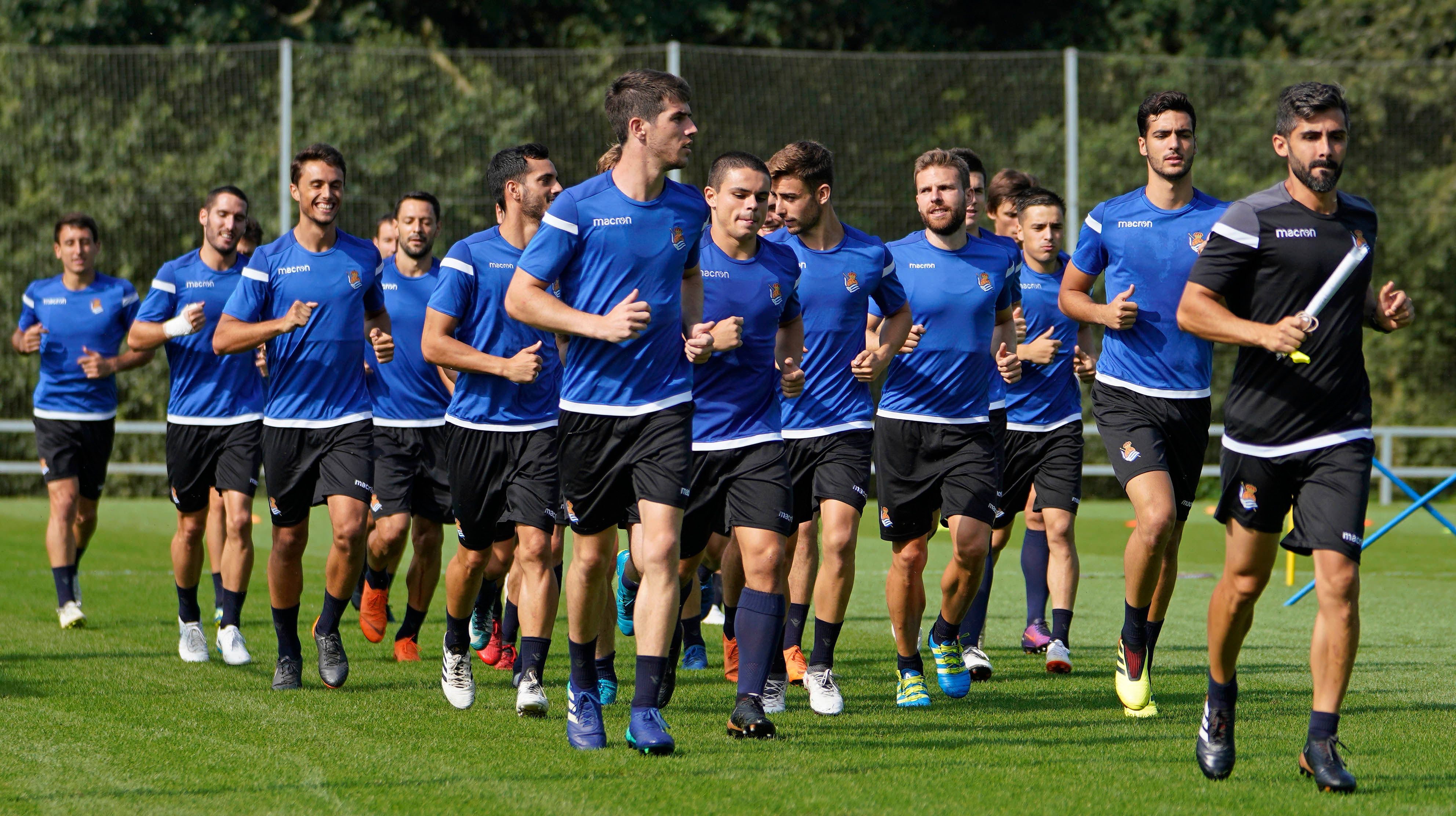 El nuevo fichaje de la Real Sociedad ha abandonado el campo molesto del hombro derecho 