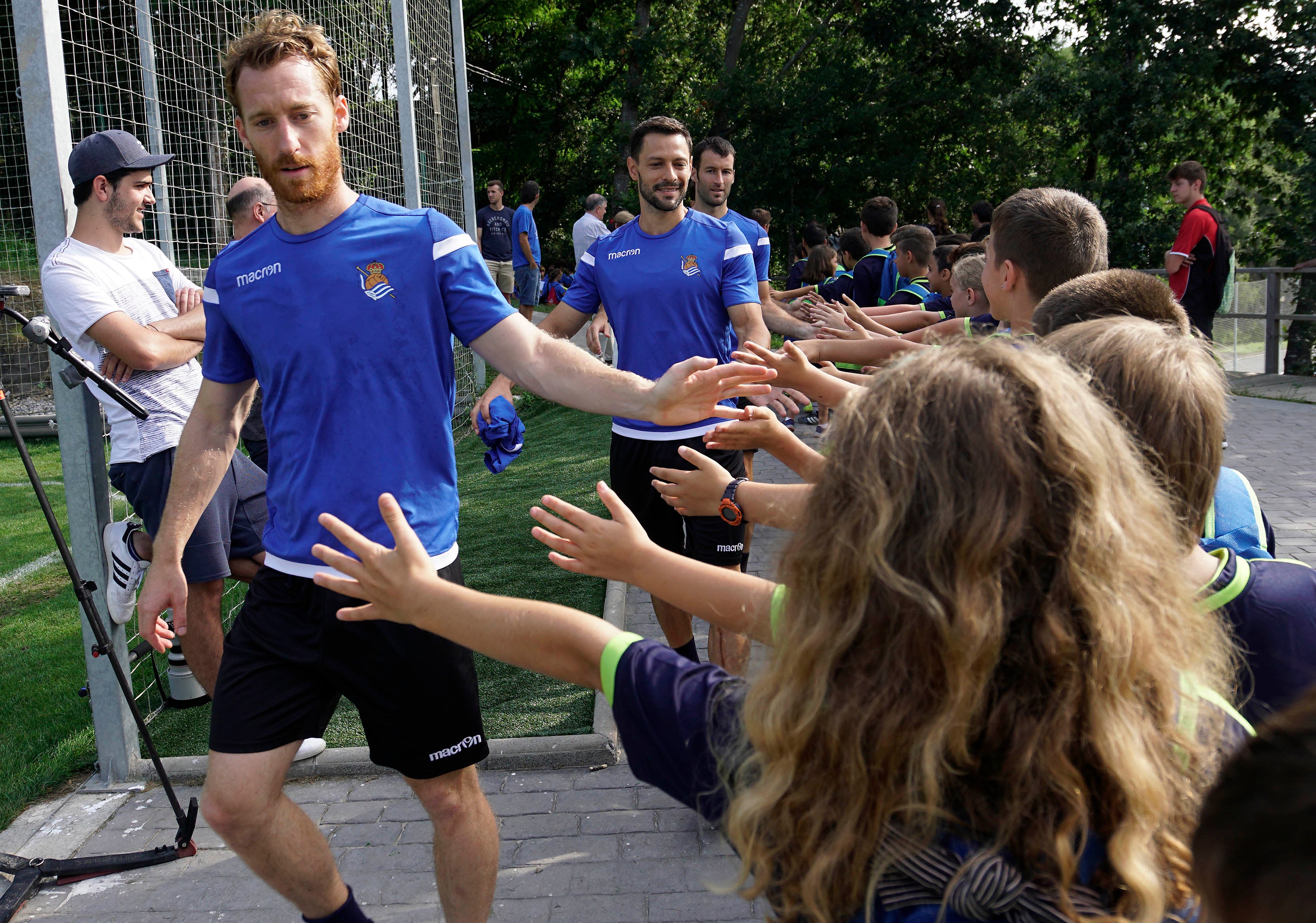 El nuevo fichaje de la Real Sociedad ha abandonado el campo molesto del hombro derecho 