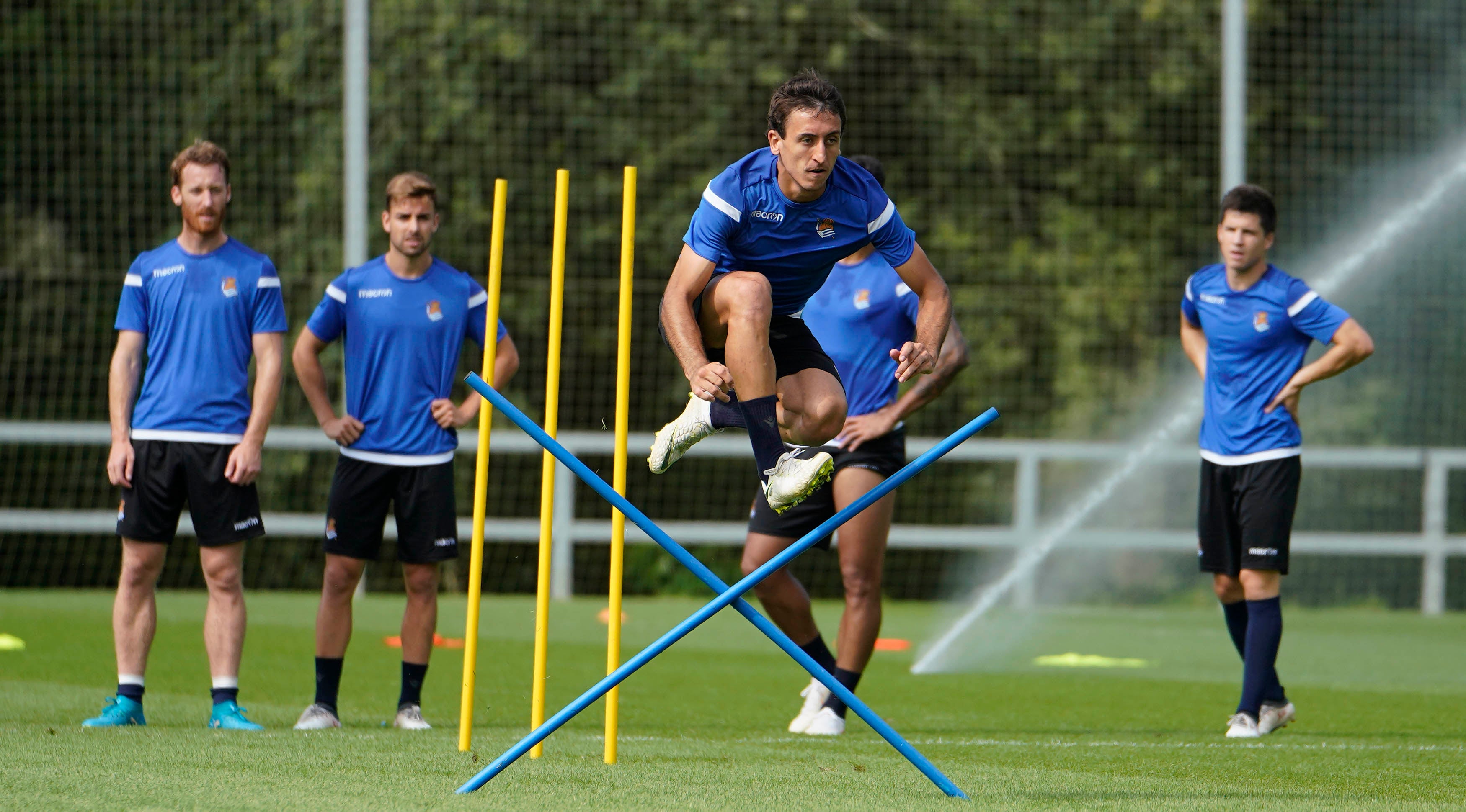 El nuevo fichaje de la Real Sociedad ha abandonado el campo molesto del hombro derecho 