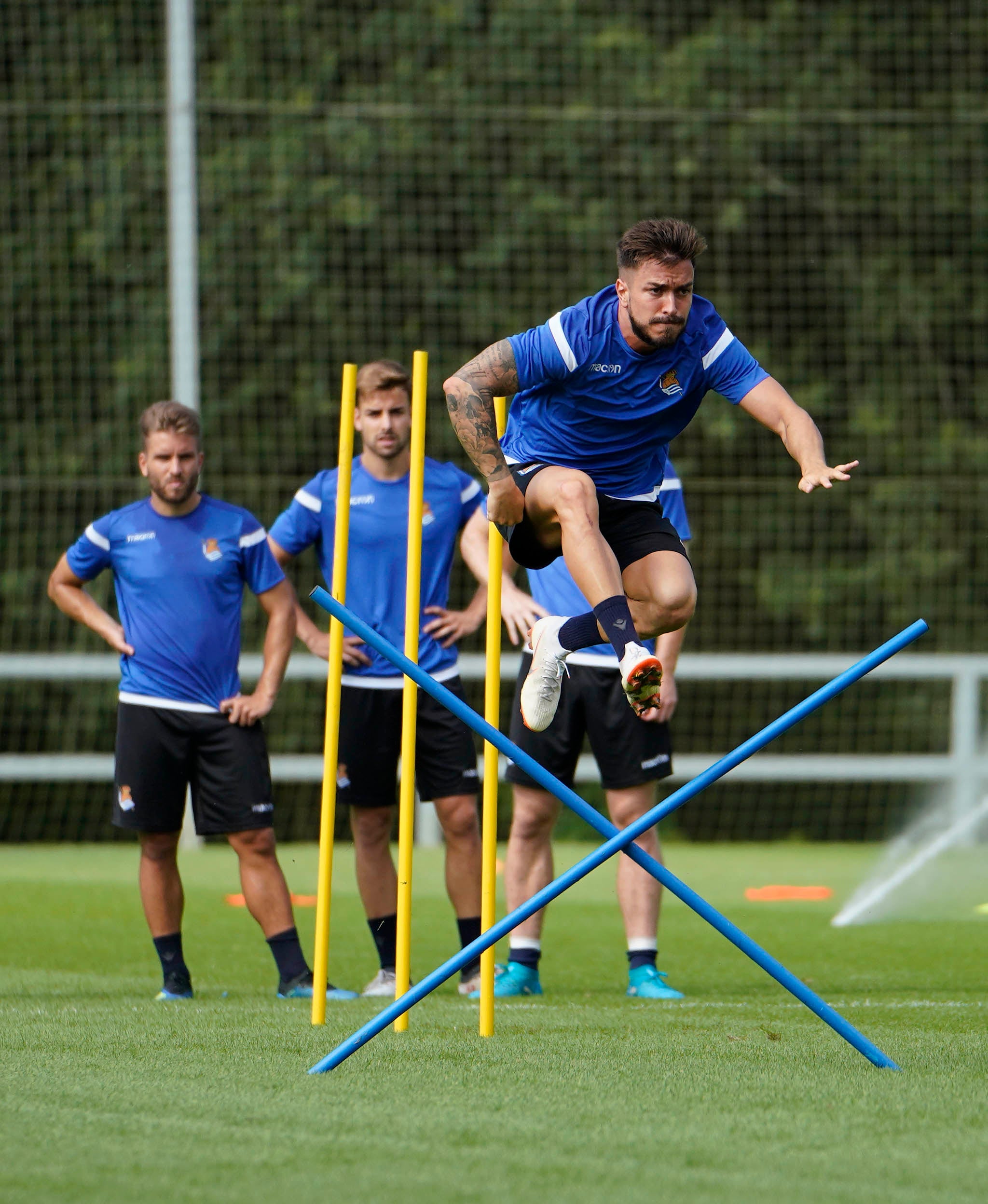El nuevo fichaje de la Real Sociedad ha abandonado el campo molesto del hombro derecho 