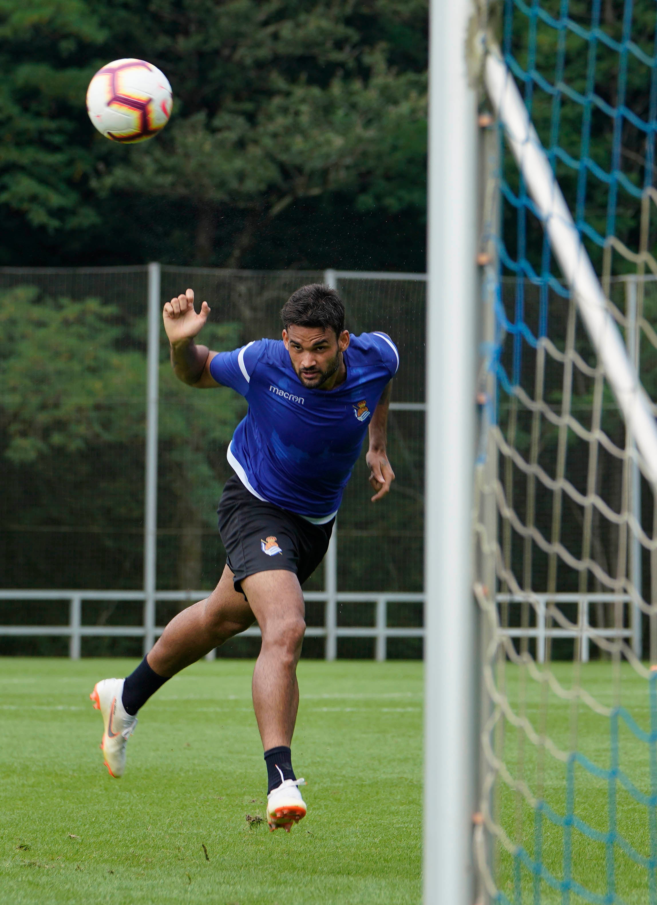 El nuevo fichaje de la Real Sociedad ha abandonado el campo molesto del hombro derecho 