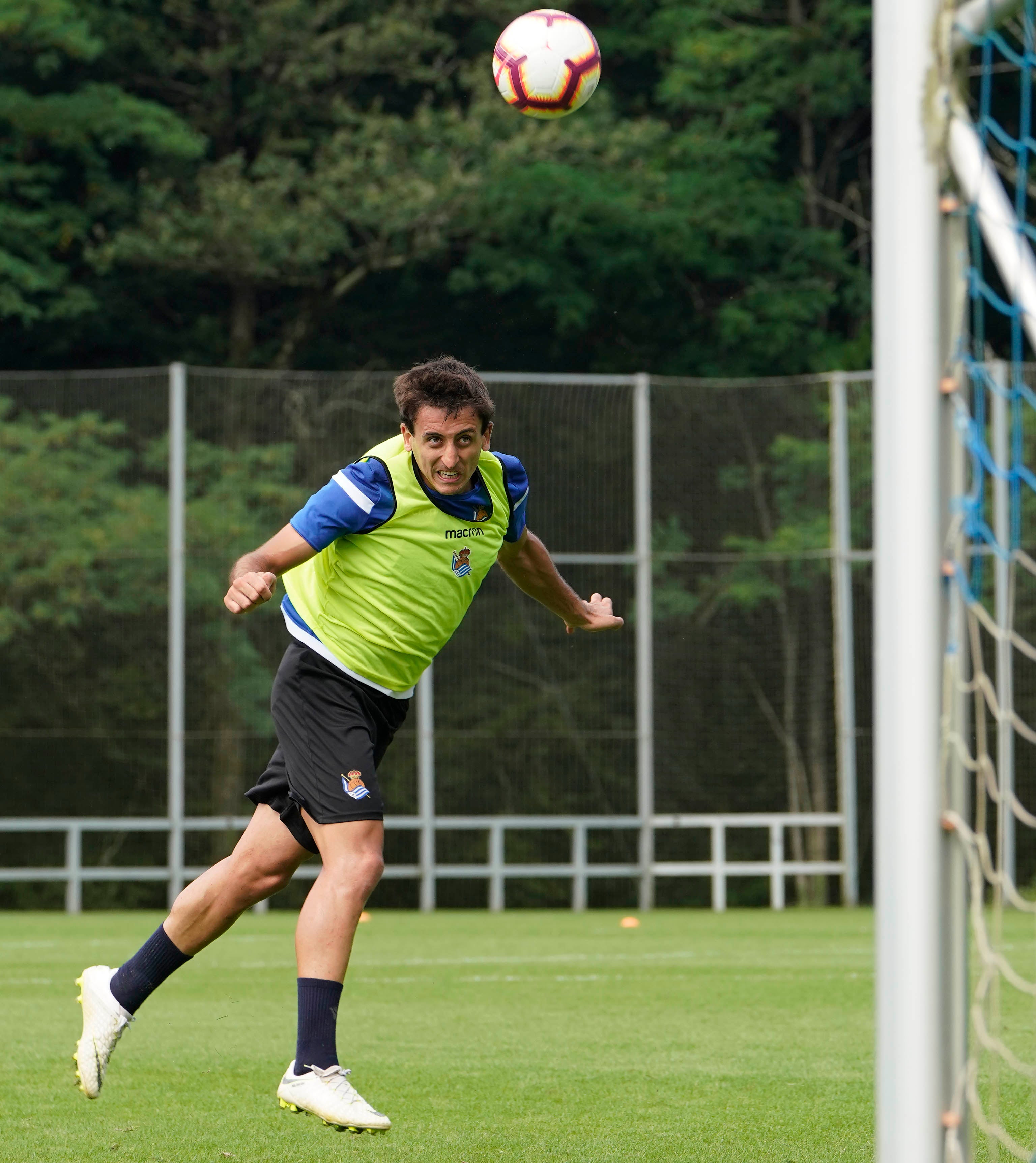 El nuevo fichaje de la Real Sociedad ha abandonado el campo molesto del hombro derecho 