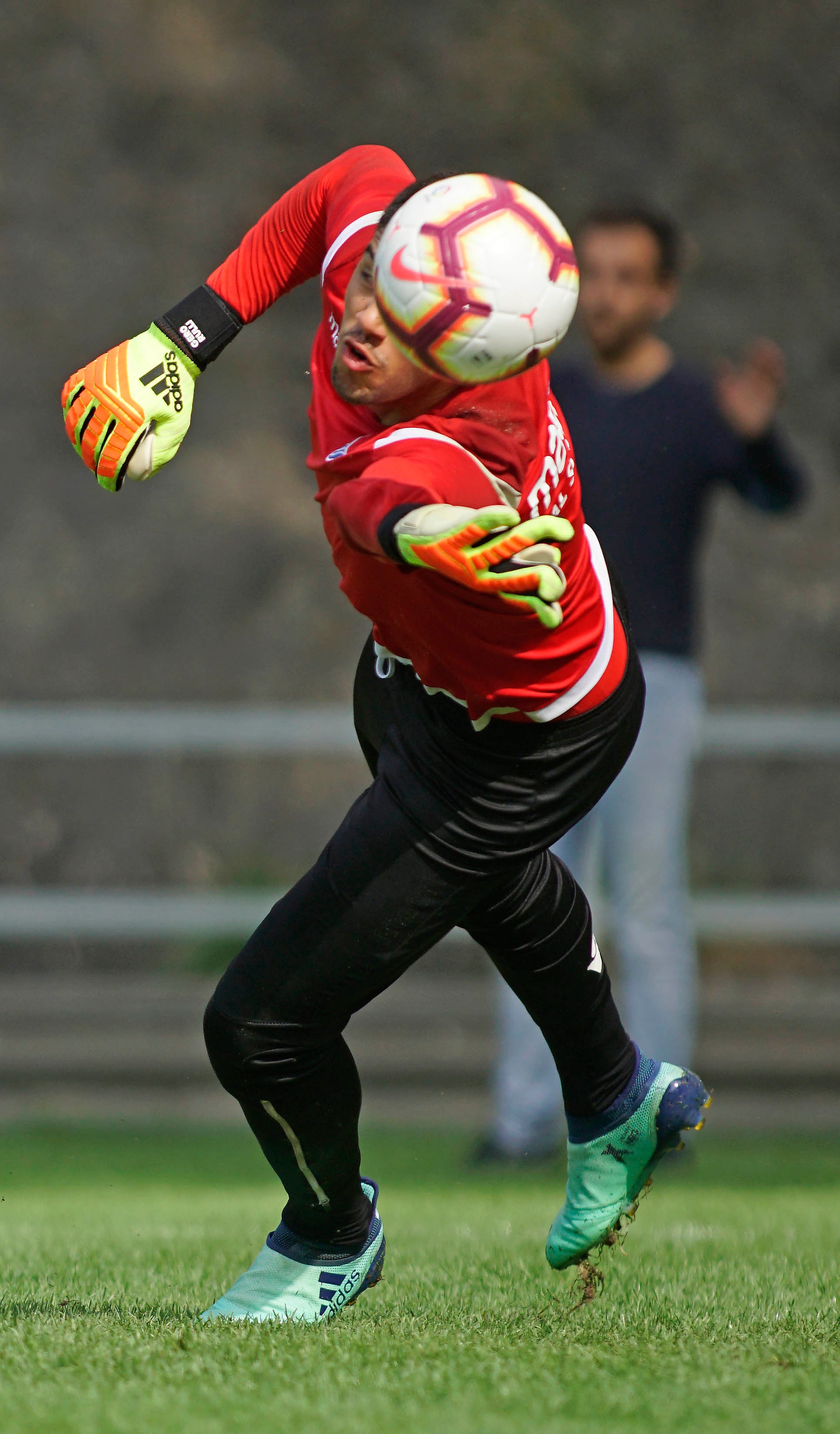 El nuevo fichaje de la Real Sociedad ha abandonado el campo molesto del hombro derecho 