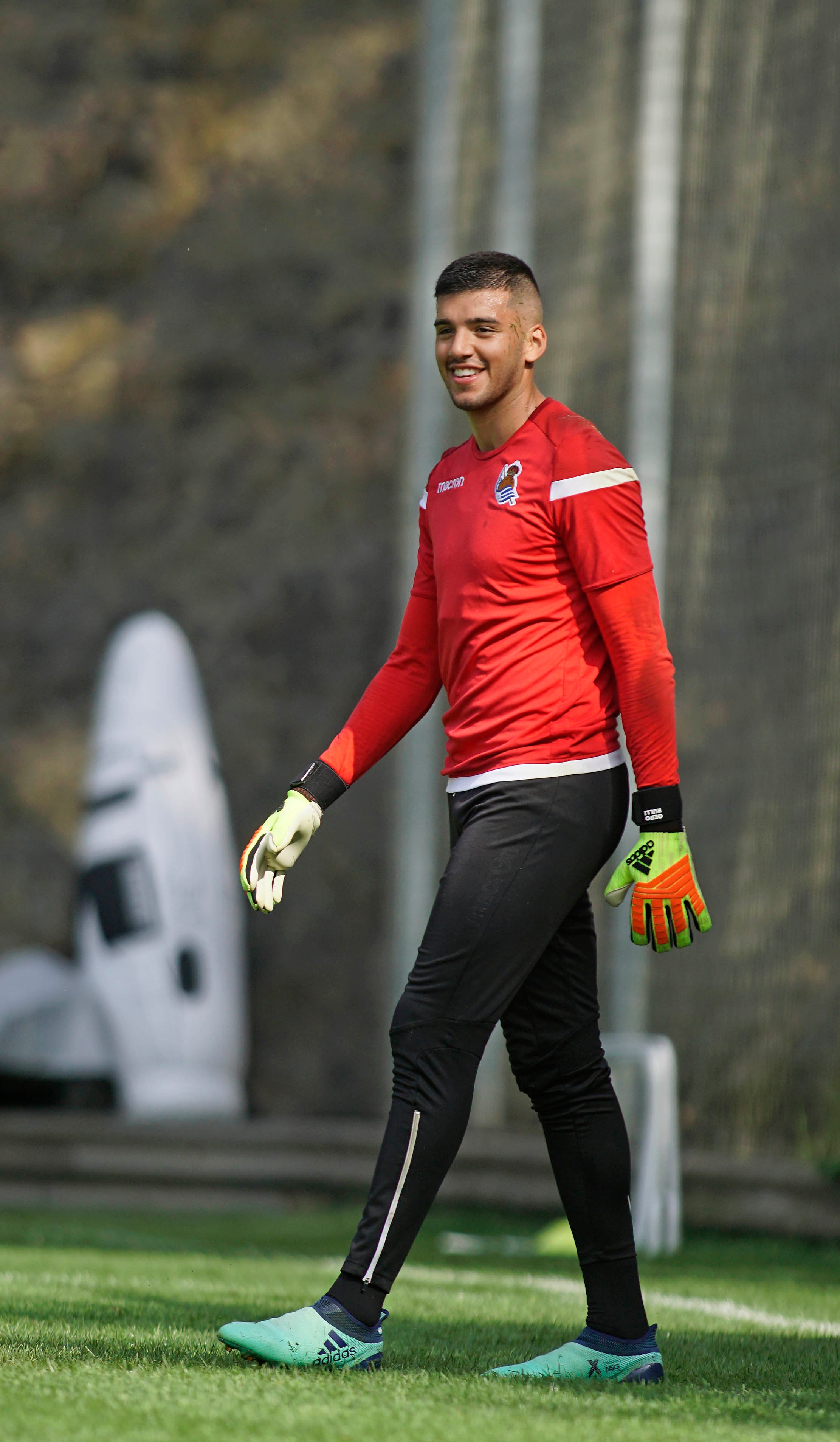 El nuevo fichaje de la Real Sociedad ha abandonado el campo molesto del hombro derecho 