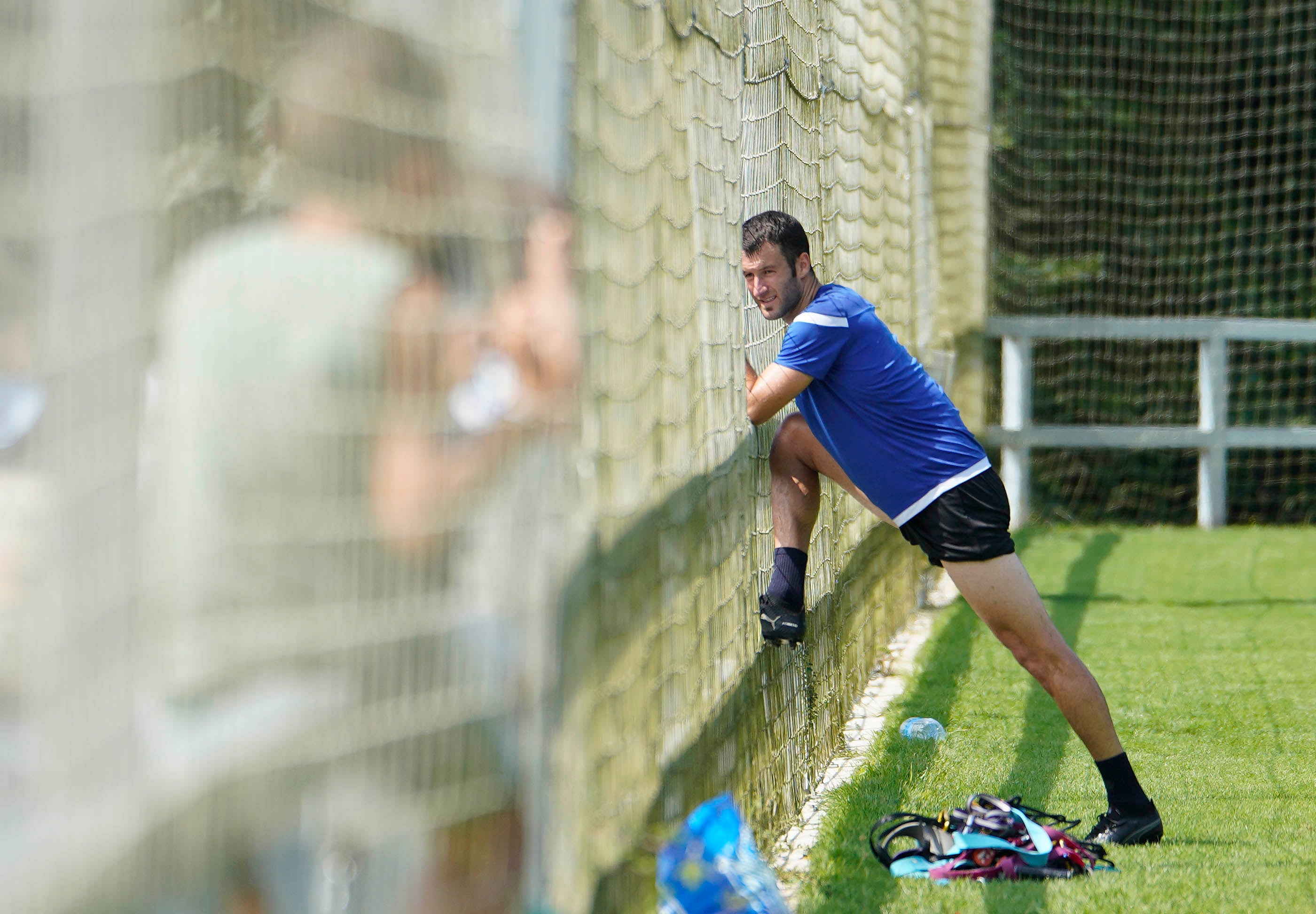El nuevo fichaje de la Real Sociedad ha abandonado el campo molesto del hombro derecho 