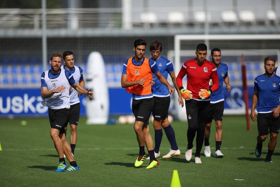 El nuevo fichaje de la Real Sociedad ha abandonado el campo molesto del hombro derecho 