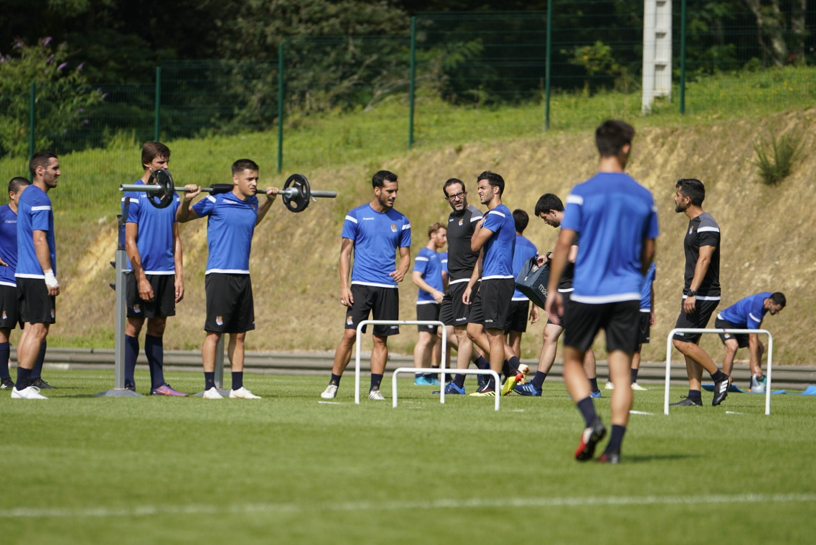 El nuevo fichaje de la Real Sociedad ha abandonado el campo molesto del hombro derecho 