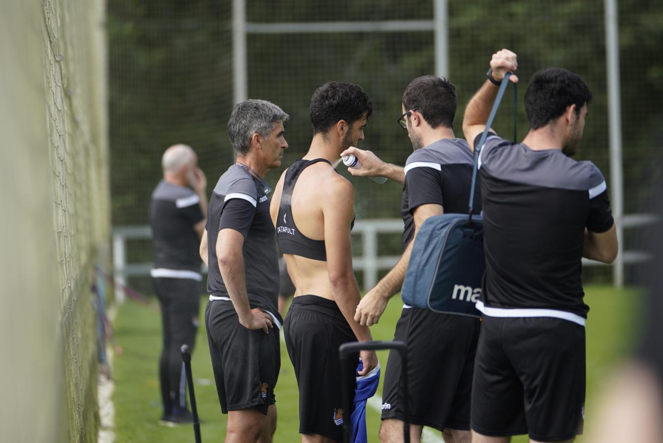 El nuevo fichaje de la Real Sociedad ha abandonado el campo molesto del hombro derecho 