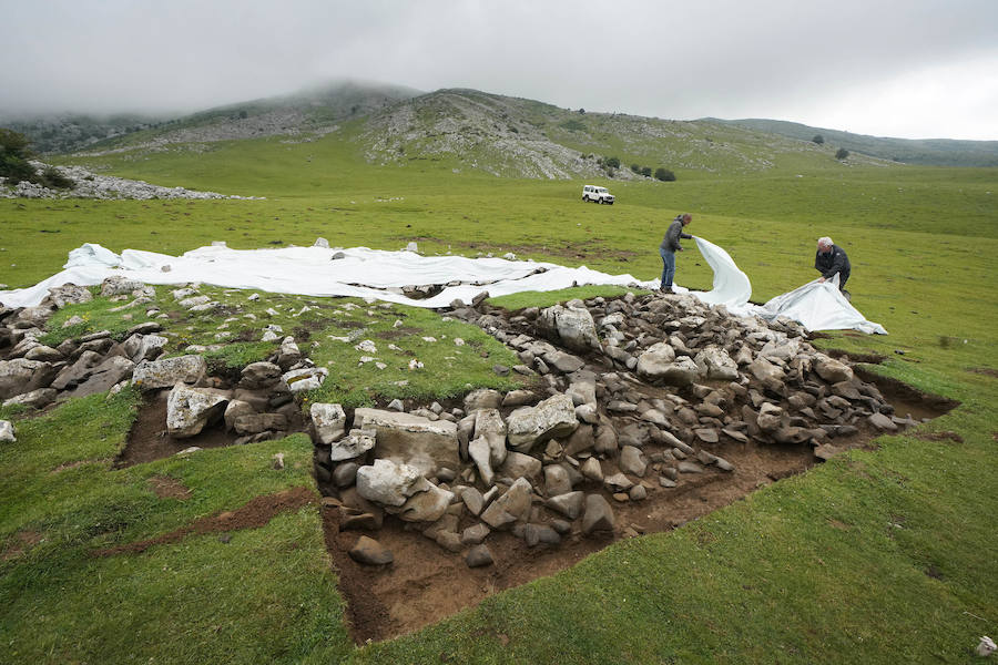 Lo que estaba catalogado como «túmulo» ha resultado ser una edificación -de planta aparentemente octogonal- que data de la época de los romanos. Concretamente, de entre los siglos I y III de nuestra era.