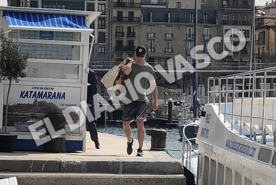 Las familias Hemsworth-Pataky y Damon-Barroso que se encuentran en la costa guipuzcoana disfrutaron de unos días de vacaciones aprovecharon para salir a dar una vuelta en el Catamarán Ciudad San Sebastián 