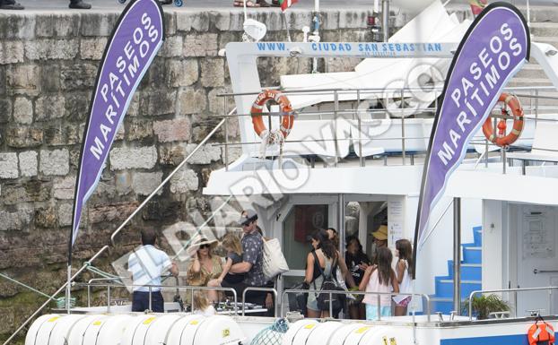 Los actores antes de salir del muelle donostiarra