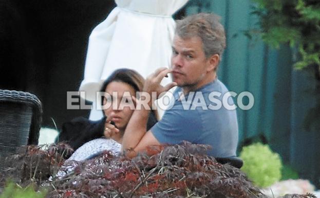 Matt Damon y su esposa Luciana Bozán Barroso, en una terraza del hotel. 