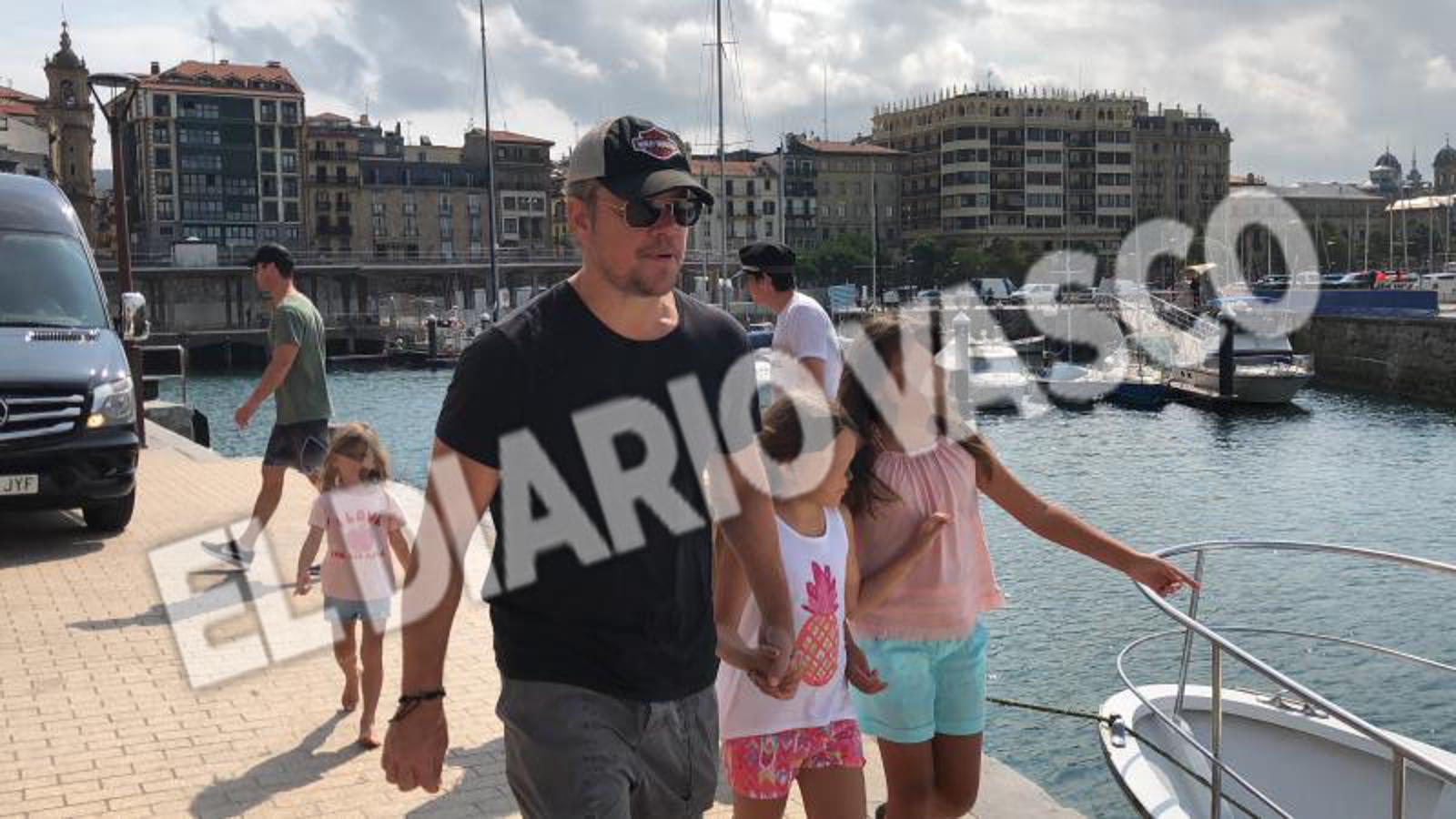 Las familias Hemsworth-Pataky y Damon-Barroso disfrutaron de un paseo en el Catamarán Ciudad San Sebastián 