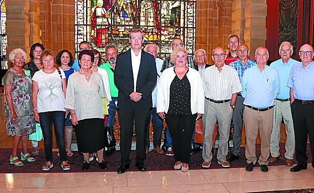 Foto de 'familia' del Consejo de Personas Mayores, junto con Markel Olano y Maite Peña. 